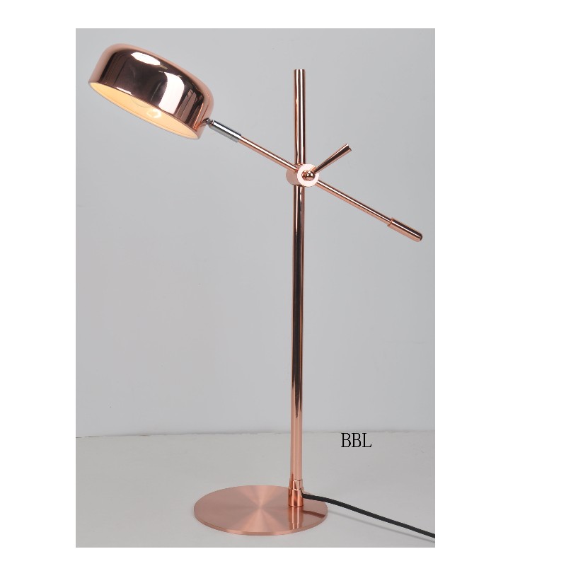 Lampa de masă cu nuanță de metal și funcție de reglare