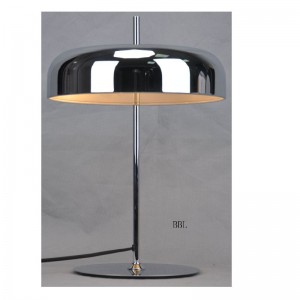 Lampa de masă cu nuanță metalică și bază plată