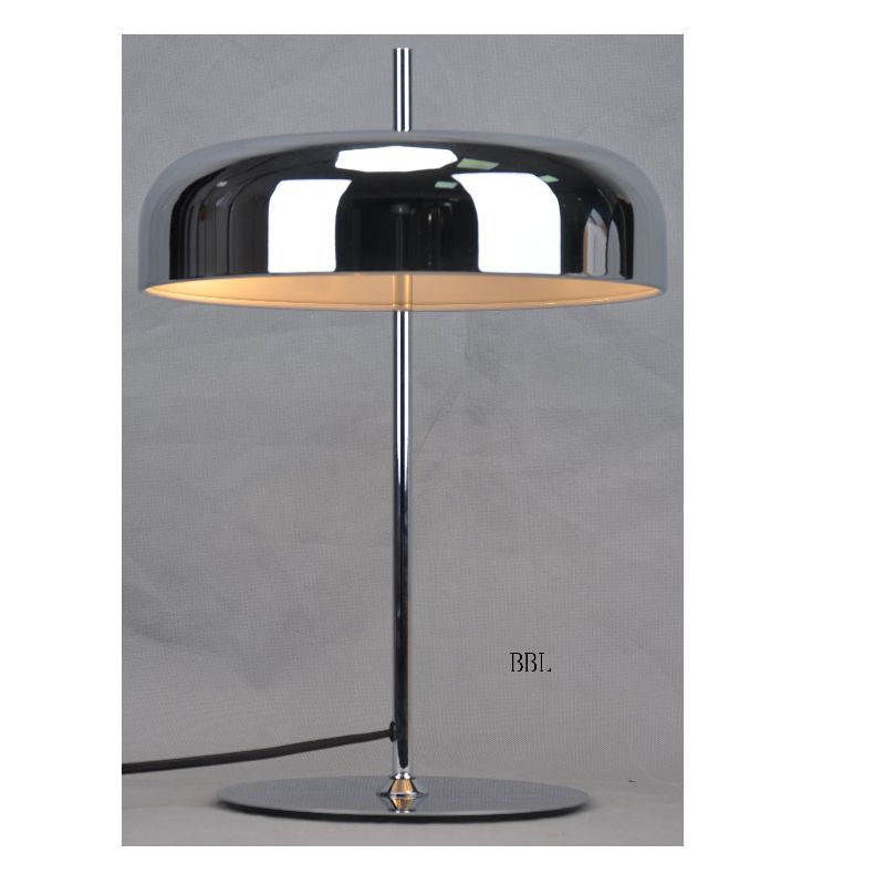 Lampa de masă cu nuanță metalică și bază plată