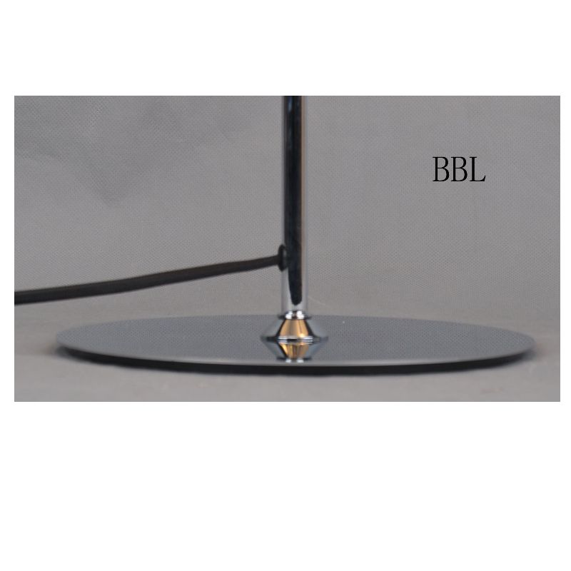 Lampa de masă cu nuanță metalică și bază plată