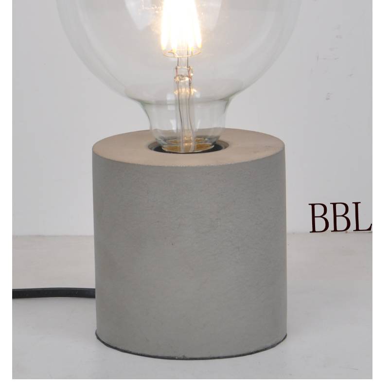 Lampa de masă cu bază din beton coloană